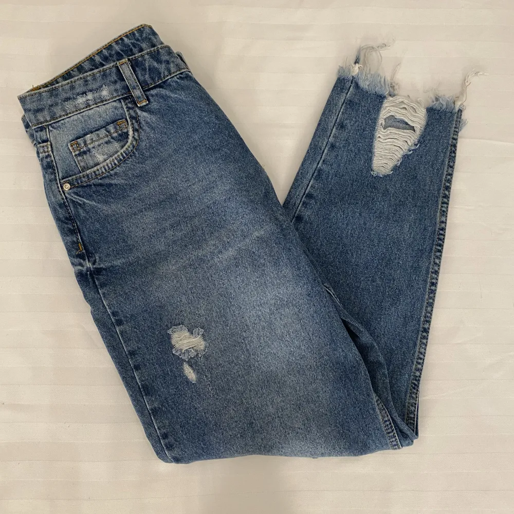 Hög midja mörkblåa Defacto jenas och har inte använts.. Jeans & Byxor.