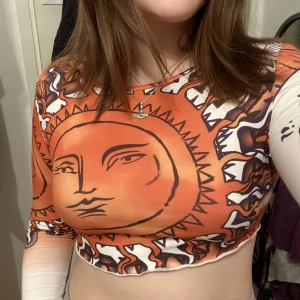 sunny - magnifik tröja med sol och mån-tema. inte jätte stretchig och defintivt en magtröja!