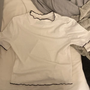 Topp - Hej. Säljer denna top som jag köpte på second hand. Aldrig använt. Köpt för länge sen. 💞