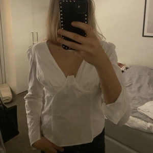 Skjorta feån NA-KD - Oanvänd skjorta från NA-KD, står storlek 40 men skulle säga mer storlek 36❤️