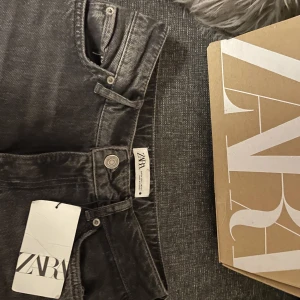 THE LOW RISE STRAIGHT -zara - Dessa jeansen är från Zara och som titeln säger är dem lågmidjade. Men jag skulle kalla dem mer medelhöjd.  Jag tyckte inte jeansen kom till användning men dem är sjukt fina. Men det är en smak-sak💕  Jeans original pris var 399kr Snabbaffär 279kr +frakt