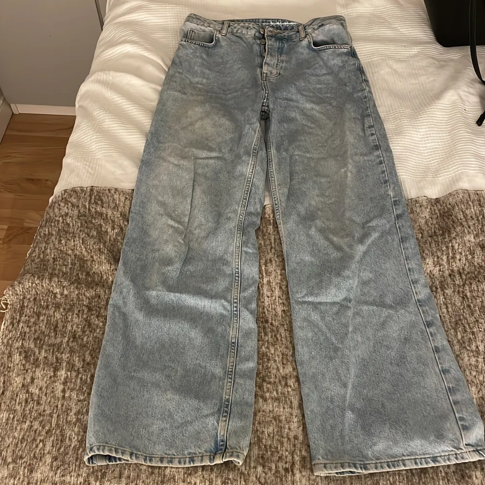 Hej säljer ett par jeans (tror från Gina), det passar mig inte längre men är fortfarande i väldigt bra skick💗💗. Jeans & Byxor.