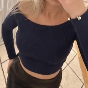 Off-sholuder topp - Söt offshoulder topp i jättefin mörkblå färg!💗 Jättebra skick!! Perfekt till fest