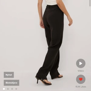 Kostymbyxor - Säljer dessa kostymbyxor från NA-KD. Nypris 599. Använda få gånger, tycker om dom mycket superskönt retäljt material och fina, säljer pga köpte i 2 storlekar. 