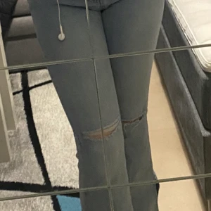 Flare jeans  - Säljer dessa jeans från shein. Råkade köpa 2 st likadana de varför jag säljer en av dessa jeans 💕 Dom är i storlek S men passar även dom som har Xs. Dom är i väldigt bra skick och man kan röra sig mycket i dom som är väldigt bekvämt.😊