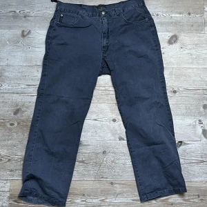 Baggy gråa byxor - Baggy gråa byxor, köpt second hand, bra skick, bra längd, en trasig hälla