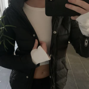 Svart dunjacka  - Svart dunjacka med avtagbar svart päls.💓Jackan är från rockandblue❤️❤️Pris kan diskuteras💕