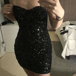 Paljettklänning  - Säljer förra årets nyårsklänning som är i perfekt skick. 🤩 (Kan skicka fler bilder vid intresse) 😊   Köparen står för frakten!