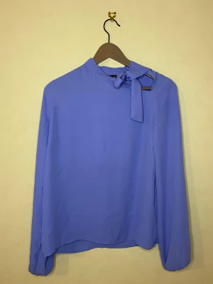 Blus i Strl. XS - I fint skick. Inga skavanker. Man knyter blusen vid nacken.