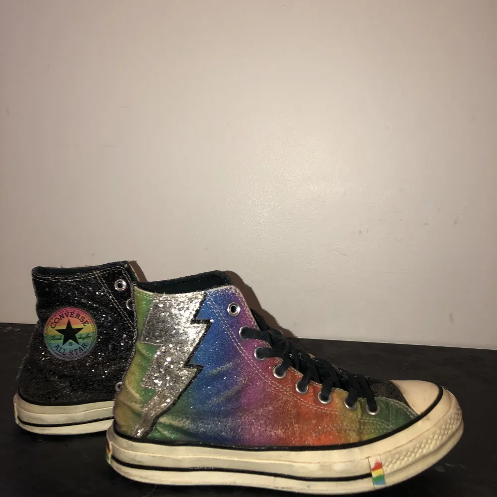 limited edition converse som inte säljs länge. Men jag får tyvärr inte användning av de längre så jag tänkte sälja de! Tvättar såklart skorna innan jag postar de! Kom gärna med eget bud🤗🤩🤩 storlek 41 men jag har 39/40 och dom passar mig super!! . Skor.