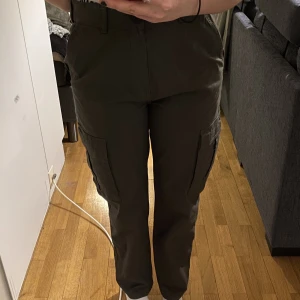 Cargo pants(herrmodell) - Helt oanvända cargo byxor i strl xs Inköpta för 200kr, säljer för 90kr Säljer pga ingen användning för dem