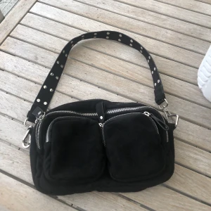 Väska som passar till all stilar  - Cool väska som går att använda till allt⭐️ Axelrem som hör till kommer med!   