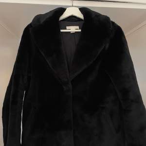 Säljer en fake fur-jacka i väldigt mörkblå nyans i storlek 36. Säljes för 200 kr eller högstbjudande.