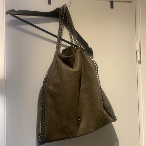 Väska  - Stella maccartney kopia från NYPD.   Kan användas som både crossbody-och axelväska.     Superfint skick 