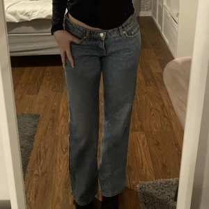 Weekday Jeans  - säljer mina jättefina mörkblå Weekday jeans i bra skick! Endast pga används ej. Nypris 590kr säljes för 200+frakt❤️OBS första bilden är lånad kom privat för bättre bilder!!!