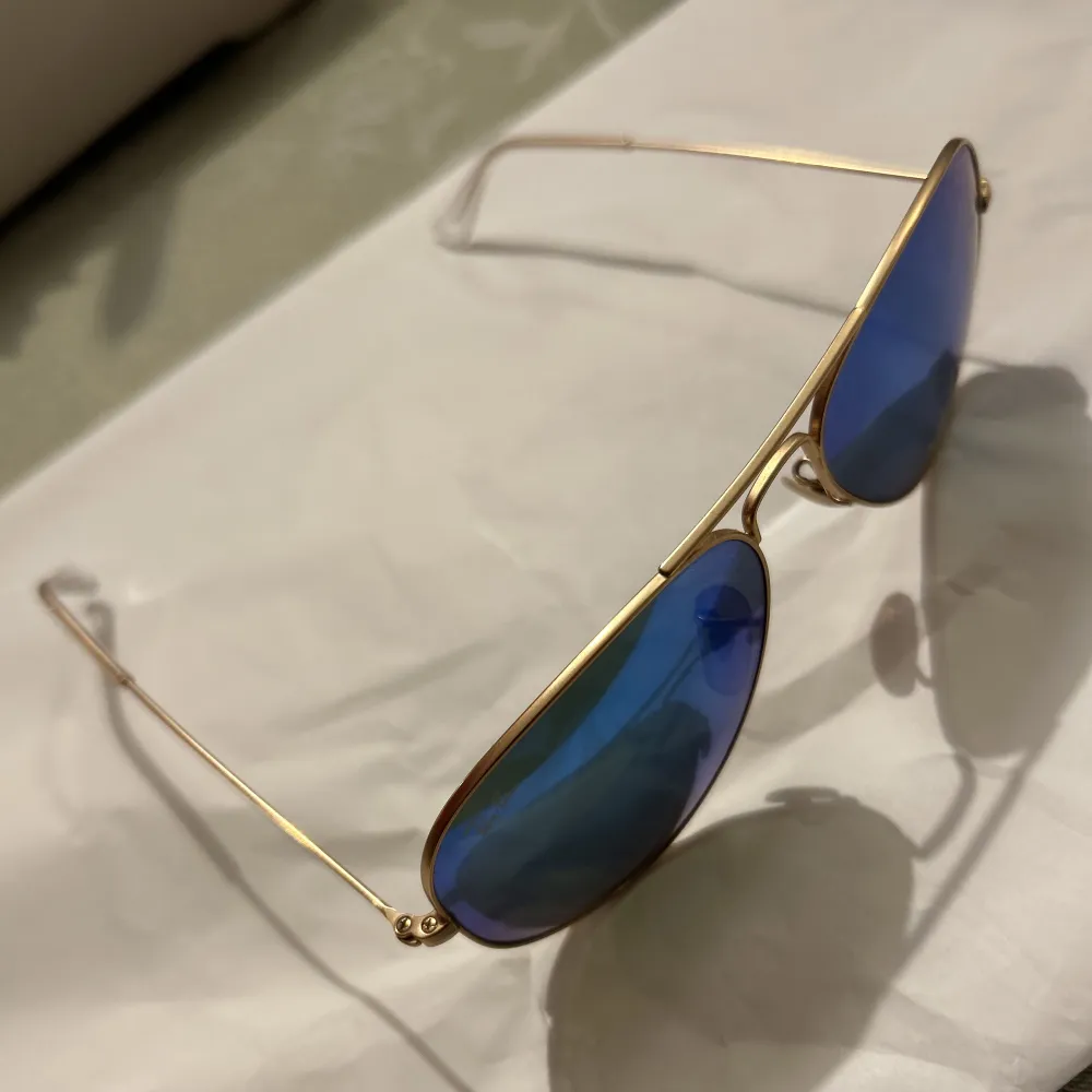 Blåa pilotsolglasögon från märket Ray ban. Relativt nya endast använda ett fåtal gånger och är i gott skick.   Nypris cirka 1200kr men säljs här för 550kr.  Jag kan mötas upp i Stockholm men även skicka solglasögonen, dock står du för frakt.. Accessoarer.