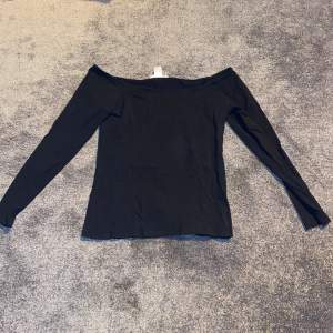 En svart lång ärmad tröja som inte täcker axlarna, i storlek M. Säljer den pågrund av att jag inte använder den längre. Den är använd ganska mycket men är i fint skick. 