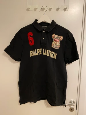 Piké Ralph lauren - Säljer min piké ralph lauren som är i storlek L. Passar även som M. Den är i bra skick och endast använd 2-3 gånger. Nypris 1499