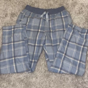 Rutiga pyjamas byxor - Så fina trendiga raka pyjamas byxor aldrig använda! strl 158/164 sitter som xs💕