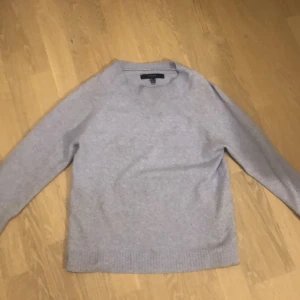 Vero Moda blå stickad tröja - En blå stickad tröja, väldigt fin färg och inte sä ”tråkig”. Vill inte ha längre för använder inte längre. Vid slutet av armarna så har den en liten prick av smuts men det är inget man ser