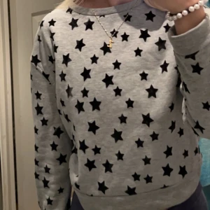 Sweatshirt maje - säljer denna superfina sweatshirten från MAJE!🥰 i strl 2 - passar mig med xs-s!💕 stjärnorna är i sammet! Sparsamt använd & INTE NOPPRIG⚡️ nypris är över 1500 kr! Jag är 171 cm lång! PERFEKT JULKLAPP!!!⚡️ använd gärna köp nu!🤍