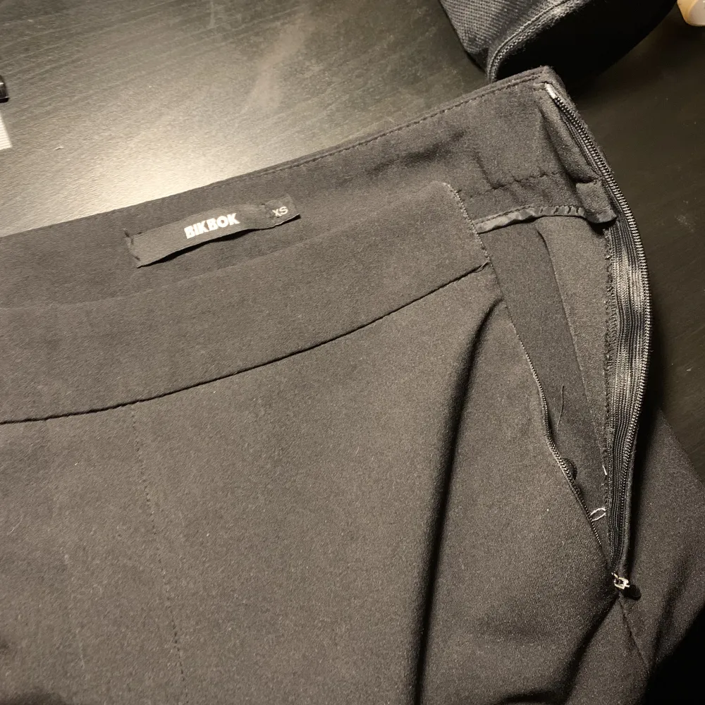 Ett par oanvända kostymbyxor i storlek XS från BikBok. Den har en dragkedja vid sidan. Priset kan diskuteras. Köparen står för frakten.. Jeans & Byxor.