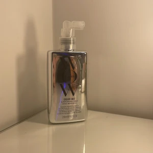 Color wow dream coat - Color wow dream coat. Endast testad en gång på en hår slinga. Säljes då jag behöver den för lockigt hår 200kr inkl frakt