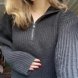 Quater zip - Snygg stickad tröja från Weekday i storlek XS