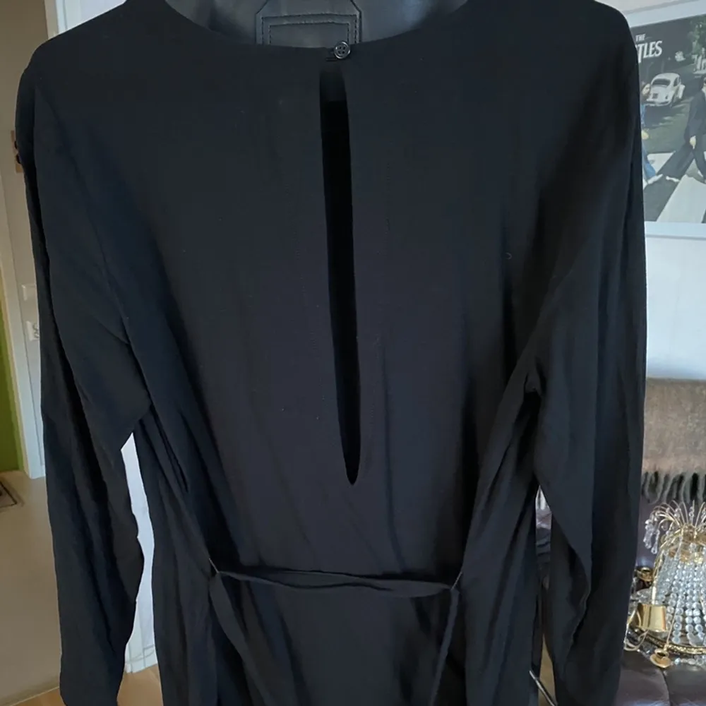 Nu säljer jag denna svarta Rodebjer Candice klänning i storlek M. Den är sparsamt använd så finns inget att anmärka på. Den har fickor och en öppning i ryggen.. Klänningar.