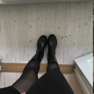Boots - Snygga boots från & other stories. Jag har använt dom en gång och köpte dom för 1,5 år sedan.  Har inte kvar kartongen eller kvittot men dom låg runt 1000 som ny pris. Där av är priset inte så högt.   Köparen står för frakten 🫶