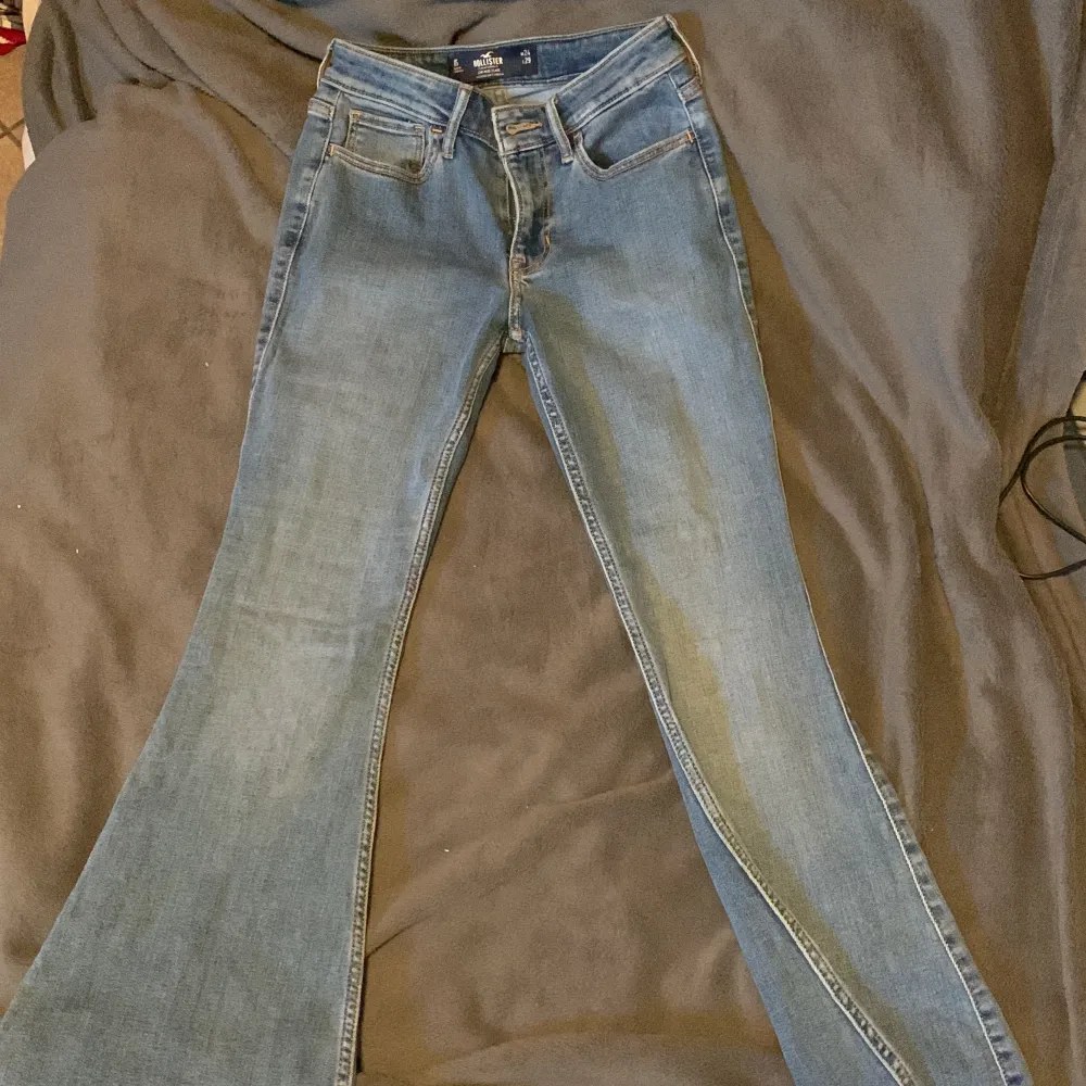 Fina jeans från Hollister💗 Inte så använda eftersom det inte passar mig. Ny pris 550kr !LÅNAD BILD!. Jeans & Byxor.