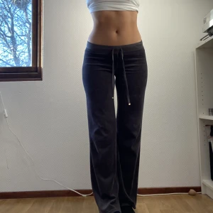 juicy couture byxor❤️‍🔥❤️‍🔥 - jättefina flare mjukis ifrån juicy couture, en gammal unik modell från 2000-talet<3 formar bra och otroligt bekväma⚡️❤️‍🔥 säljer då jag inte får någon användning av de🙏🏻 ‼️jag är 173 cm❤️‍🔥‼️köpt direkt för 350 + frakt<3