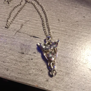 Sagan om ringen  - Ett jättesnyggt halsband från sagan om ringen osäker på vilken av filmerna men iaf, jättefint och passar det mesta