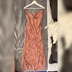 Romantisk Klänning  - Fin klänning från Boohoo som är så elegant! Aldrig använts. Enbart provat och fått mycket komplimanger. Justerbara axelband. Bud gärna med eget prisförslag! Vid köp av flera saker kan jag möjligtvis fixa paketpris så fråga! Kan träffas/frakt 11 kr