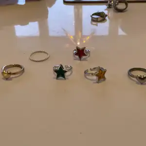 diverse ringar! stjärnorna finns i flera färger, 10 kr per ring! samfraktar🤩 röd stjärna + silver hjärta såld 