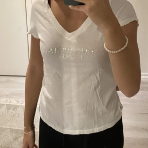 Tshirt - Ck tröja med tryck på som är i en glitter nyans