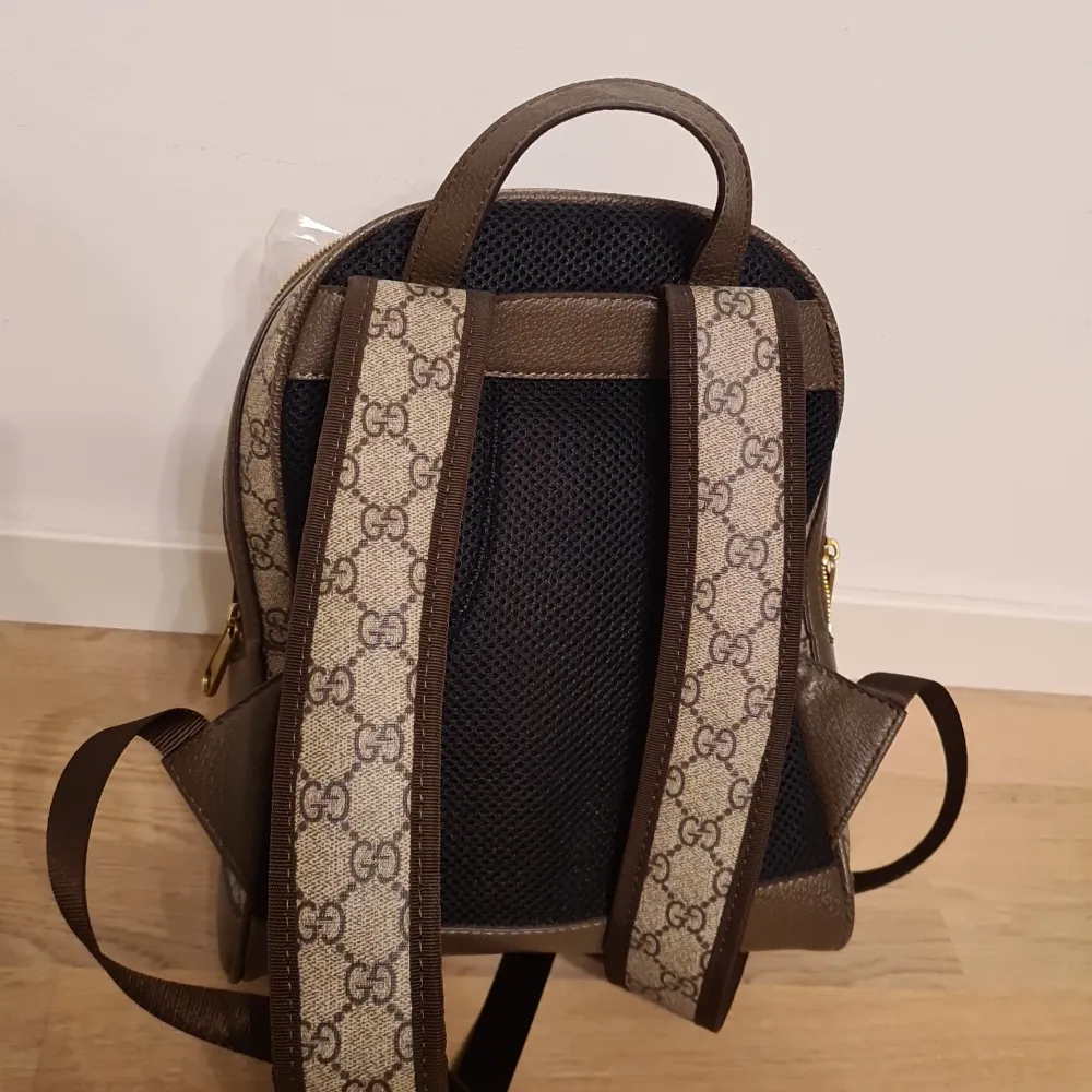 Hej säljer denna fina söta Gucci backpack. Passar både tjejer och killar Använt den 2 gånger och fått komplimanger för den båda gångerna :). Väskor.