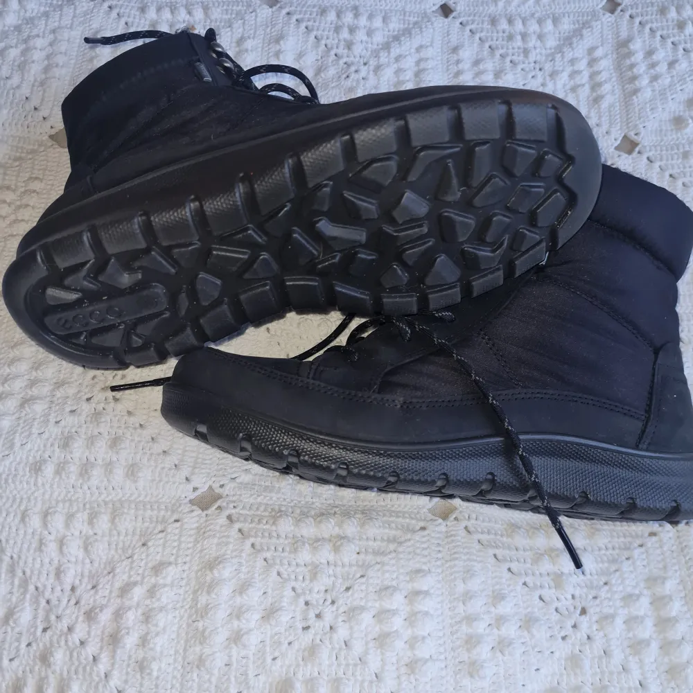 Varma vattentäta Gore-tex kängor med dragkedja i sidan och snörning. Nya och oanvända men var för små. . Kengät.