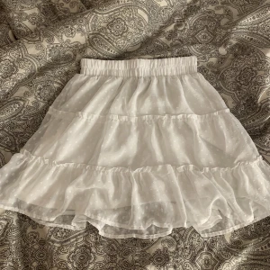 Kjol - Säljer denna söta kjolen som aldrig kommer till nån användning 