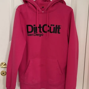 Dirtcult hoodie - Rosa dirtcult hoodie, mörkare fläck på fickan, ge säkert att få bort har ej provat! Övrigt i nyskick💗