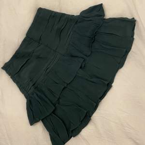 Grön kjol från zara💚💚Behöver bara strykas, insydd vid höft nån centimer så jag tyckte den passade lite stort för att vara XS, men nu är det vanlig XS storlek