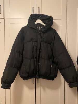 Vinterjacka! - En härlig och varm vinterjacka som passar de flesta! Storleken passa mig som vanligtvis är en M men likaväl en person som har L!🌸 Den har gott om plats till tjocktröjor och värmer gott själv. Säljer pga hittat en jag trivs bättre i! ❤️