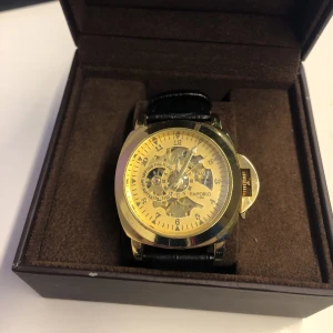 Klocka med läder band - Jätte fin klocka har aldrig använt den.