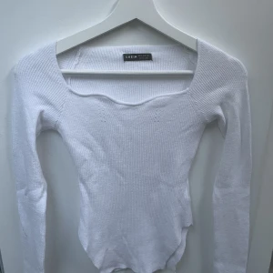 Ribbad topp med fyrkantig urringning  - Från Shein. Jättefint skick! Populär modell. Helt ny och oanvänd. Liten i storlek så mer som en S.