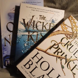The Cruel Prince  - The Cruel Prince, Wicked King, Queen of nothing/ the folk of the air series. Alla tre är i nyskick! Möts upp i stockholm! Pris går att diskuteras 💞