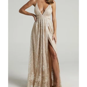 Balklänning - Balklänning från Showpo i storlek 36, helt ny finns prislapp kvar! 😍