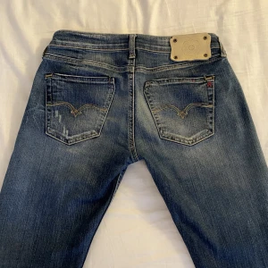 Replay jeans!💕 - Säljer ett par jättesnygga replay jeans i perfekt skick. De har superfina detaljer! Midjemått: 77 (stretchiga) Innerbenslängd: 80
