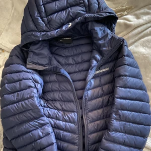 Peak jacka blå - En blå peak jacka, funkar jätte bra men vill sälja för att jag vill köpa en ny. När jag köpte den här på Plick var det ett hål vid midjan men man tänker inte på det. Därför kan pris diskuteras. Skriv för bilder !