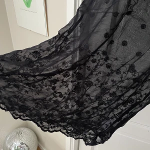 Världens finaste spets/broderade klänning - Säljer världens finaste spets/broderade klänning från Indiska. Den är rätt genomskinlig med så fina detaljer. Står att det är strl S men skulle mer säga att den passar nån som har XS. Skriv vid intresse! 💖(är för liten för mig, därav inga bilder på!)