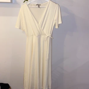 krämvit klänning - supefin klänning